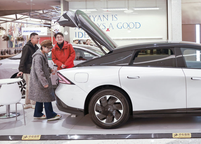 　　1月14日，消费者在湖北省武汉市一家购物中心选购新能源汽车。新华社发（赵军摄）