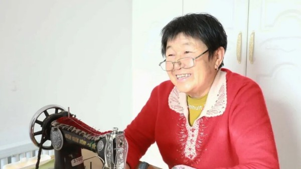 　　张凤琴在做针线活