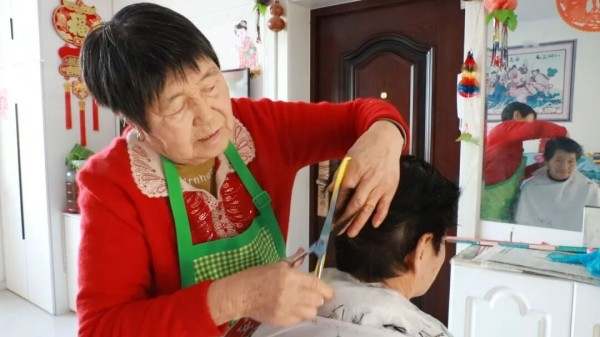 　　张凤琴给居民理发