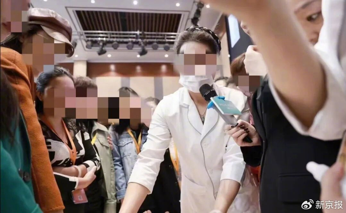 ▲在云南一场品牌推介会上，前来参会的女性，正在参观“泰式古法骨盆闭合秘术”。图/受访者提供