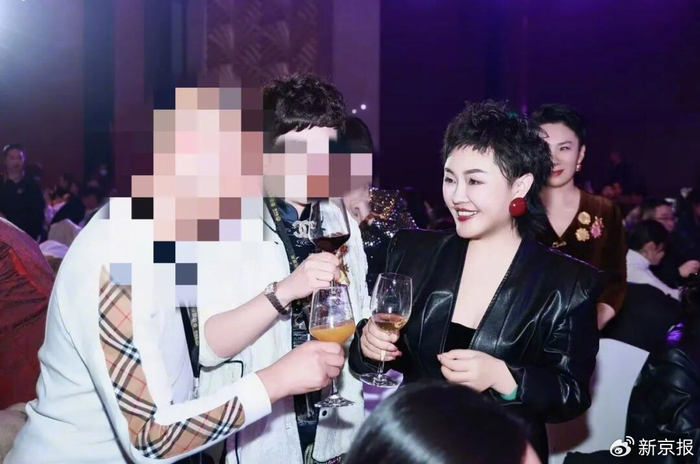 ▲2025年1月，四川眉山，聚泰荷财富年会上，郑秀丽与代理商们逐一碰杯，激励代理商们“继续努力”。 图/受访者提供