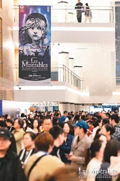 热情的观众等待入场。