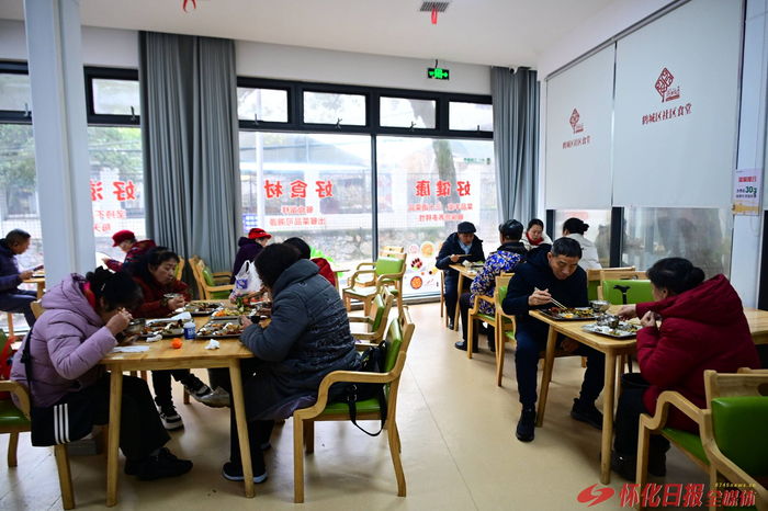 （通过改造，烟火气十足的社区长者食堂  怀化日报全媒体记者 张卓 摄）