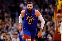 真能抢！瓦兰10投6中得16分16板1盖帽 7个前场篮板全场最高