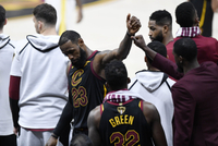 乐福：18总决赛G1赛后詹姆斯怒锤白板砸伤了手 我就想到了结局