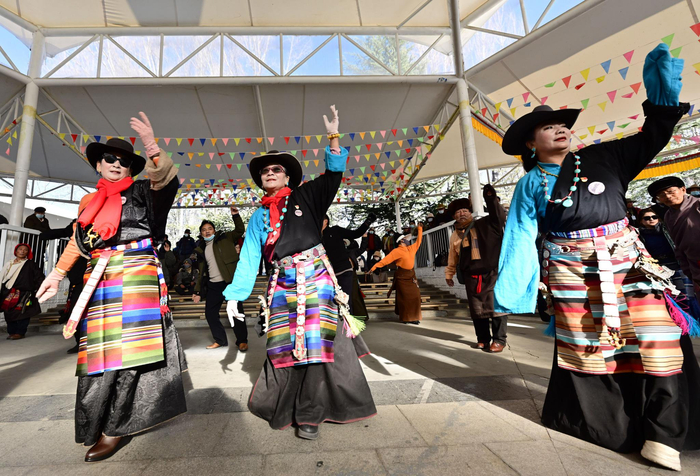 群众在拉萨宗角禄康公园跳锅庄舞。记者 旦增兰泽 唐斌 索朗旺久 摄