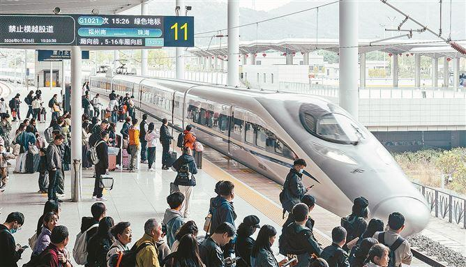 　　旅客在厦门北站准备登上前往珠海的高铁。（记者 林铭鸿 摄）