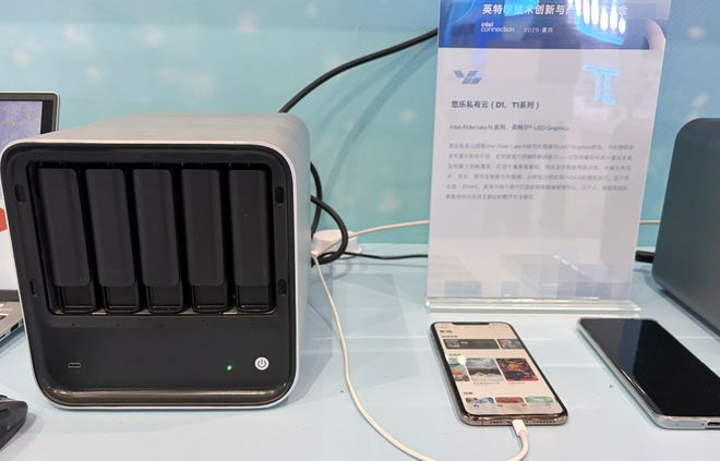 展会上展示的 NAS 产品 ｜ 来源：极客公园