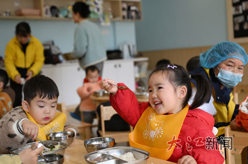 孩子们在峡江县托育服务中心吃午餐。 江西日报全媒体记者吴文兵摄