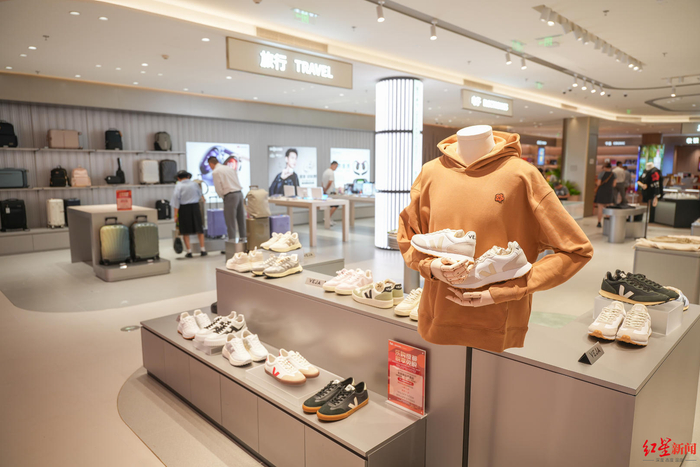 ▲成都首家市内免税店的商品 摄影：杨译焮