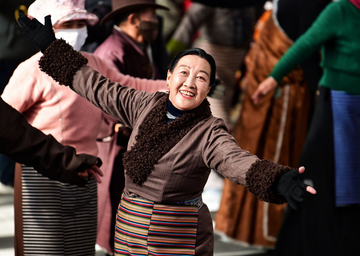 群众在拉萨宗角禄康公园跳锅庄舞。记者 旦增兰泽 唐斌 索朗旺久 摄