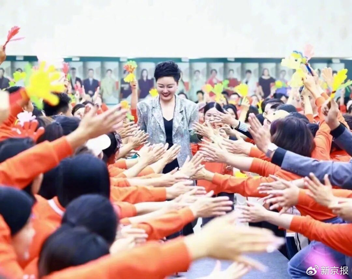 ▲郑秀丽在人群的欢呼中走向台前。 图/受访者提供