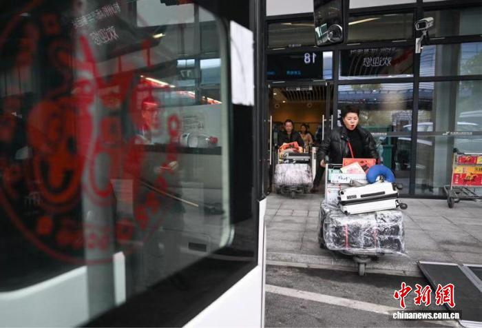 侨胞准备乘坐开往家乡的巴士。　王刚 摄