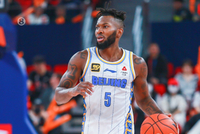 解说：北京不光自己的进攻打不开 防守端也频频漏人 杰曼状态不佳