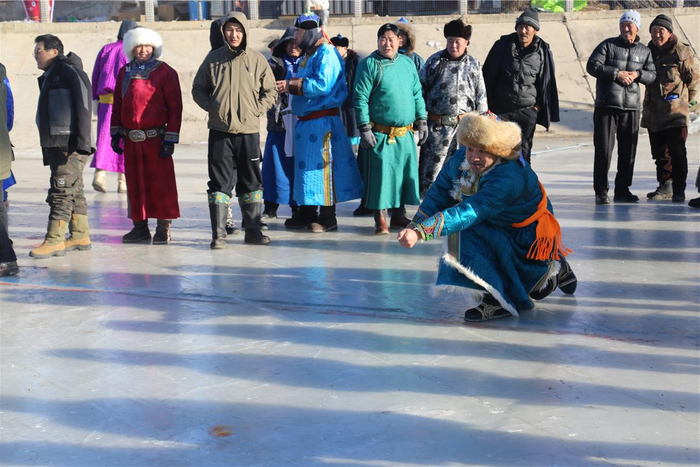 　参赛选手投掷阿日嘎
