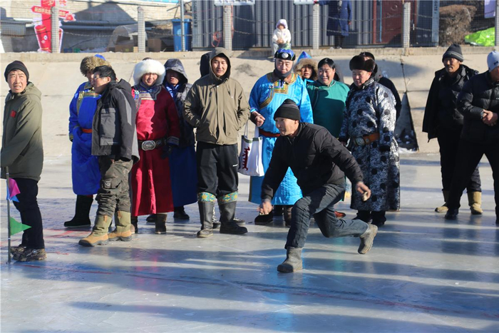 　牧民投掷阿日嘎