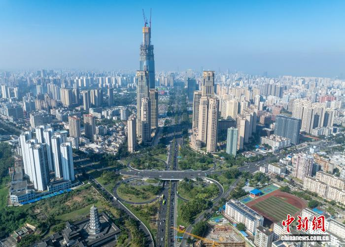2025年12月17日，航拍海口市国兴大道CBD。中新网记者 骆云飞 摄