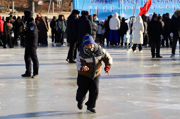 一名少年正在瞄准，准备投掷阿日嘎