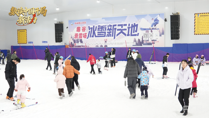 武汉某滑雪场内一派热闹景象（央广网记者邓子依 摄）