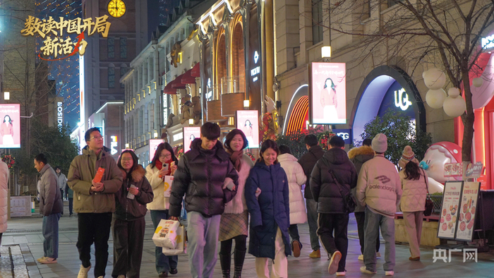 楚河汉街商铺林立、游人如织（央广网记者邓子依 摄）