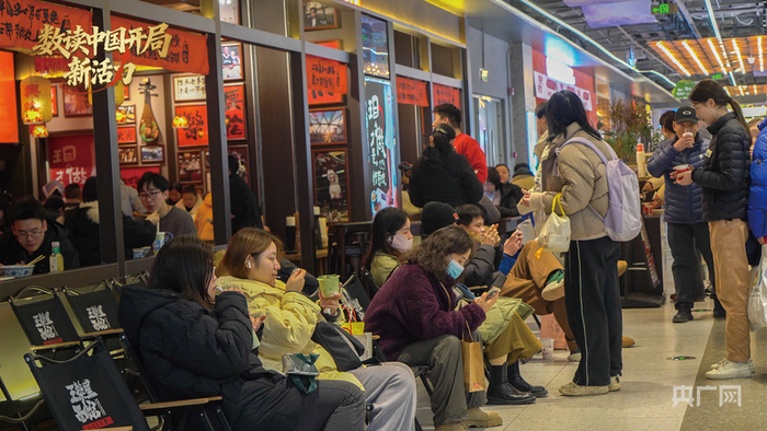 市民们排队等候就餐（央广网记者邓子依 摄）