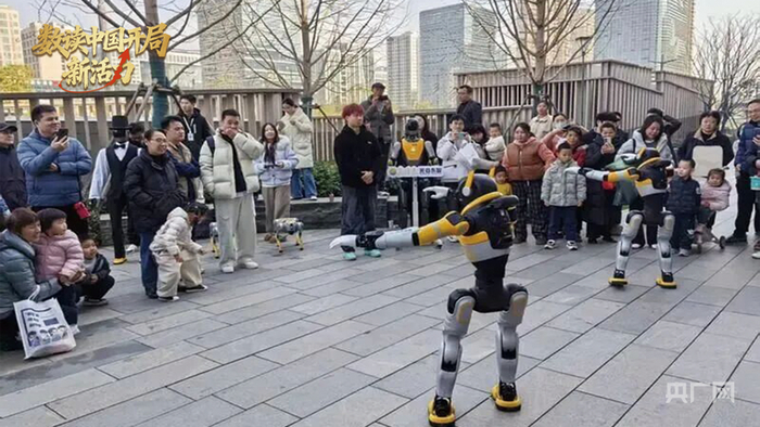光谷人形机器人7S店门前的机器人表演吸引市民和游客（央广网发 湖北人形机器人创新中心供图）