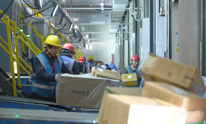 工作人员正在对年货包裹进行分拣（央广网记者  刘博伦  摄）