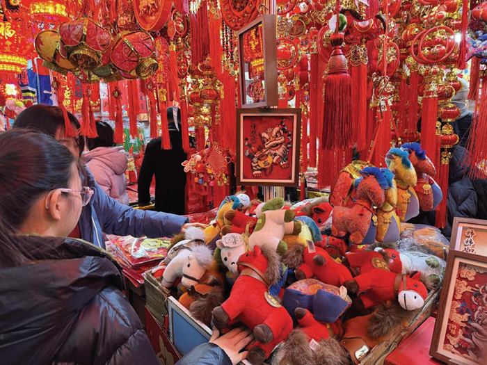 　　图为消费者正在挑选小马玩偶。