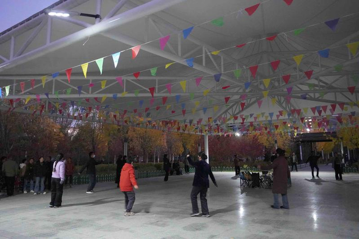 傍晚的林琼公园内正在跳锅庄舞的人们。记者 明吉 摄