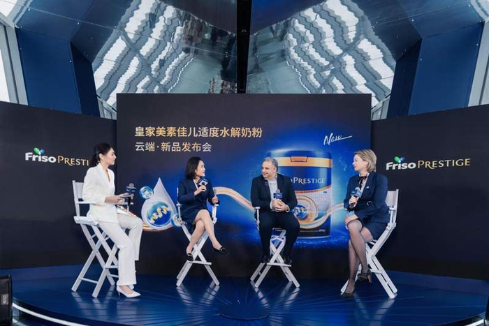 世界权威儿童过敏专家Nicolaos Nicolaou博士（右二）和菲仕兰团队共话新品研发的历程和初心。企业供图