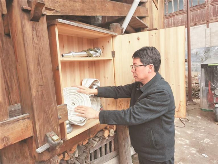 李国祥在检查农村安全消防设施。  （受访者供图）