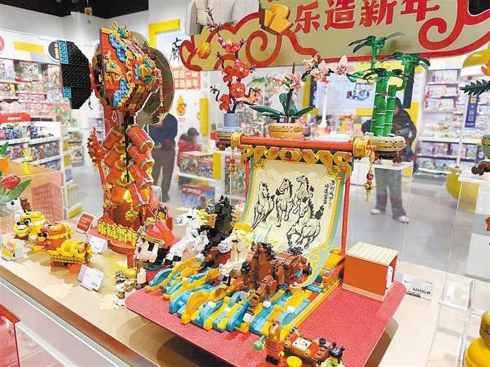     商场超市内“马元素”礼品琳琅满目。    本报记者 李博楠 摄