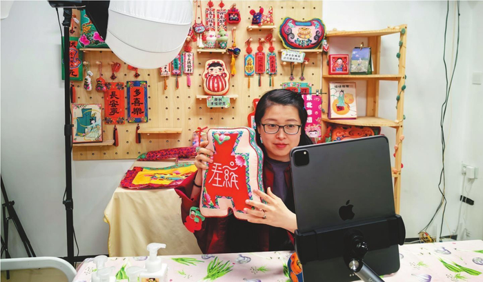 　　庞渤洋在直播推介东北布艺手作。 本报记者 严佩鑫 摄