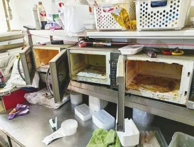 图为某外卖门店后厨的场景。图据新华社客户端
