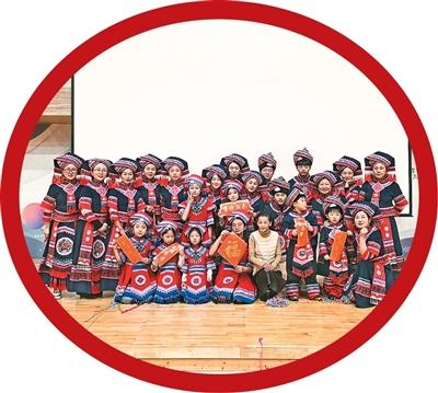 图为孩子和家长身着壮族服饰合影。