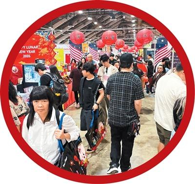 图为华人工商大展场馆内部。