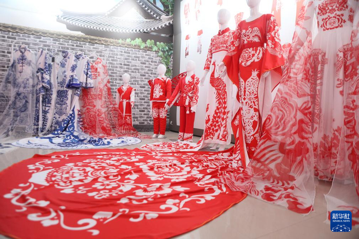 　　常燕和其团队创作的剪纸服饰。新华社记者 张睿 摄