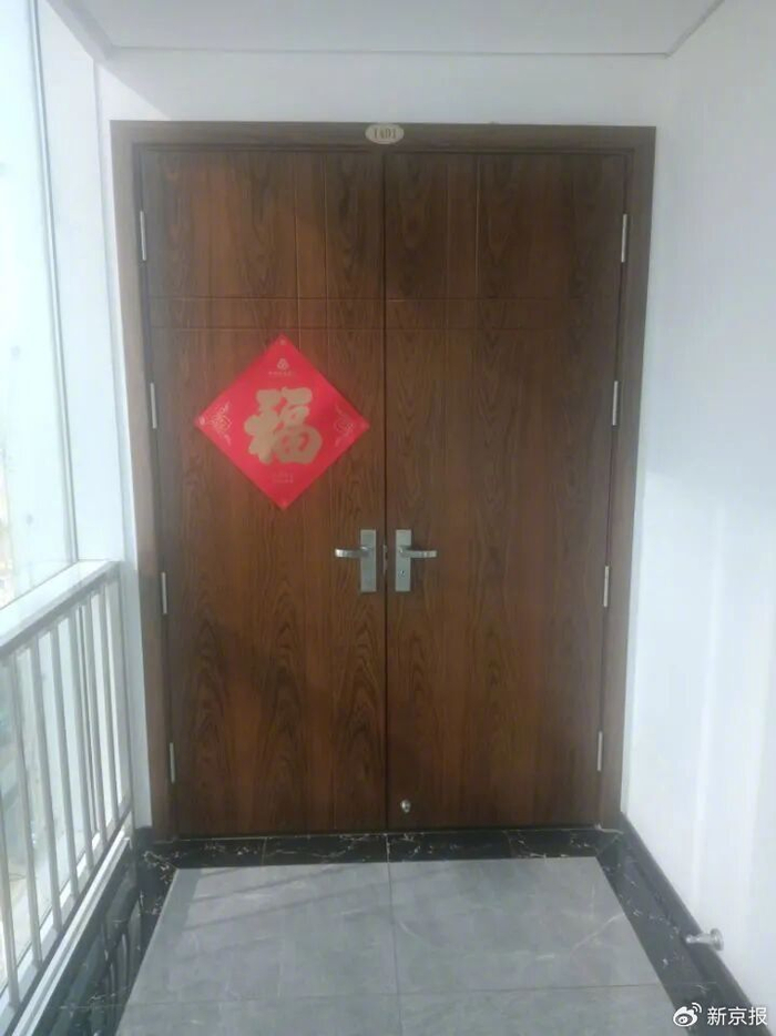 ▲1月27日，“聚泰荷”位于工商登记信息上的办公地址已大门紧闭，外部未悬挂任何公司标识，办公场所内也无人员活动迹象。