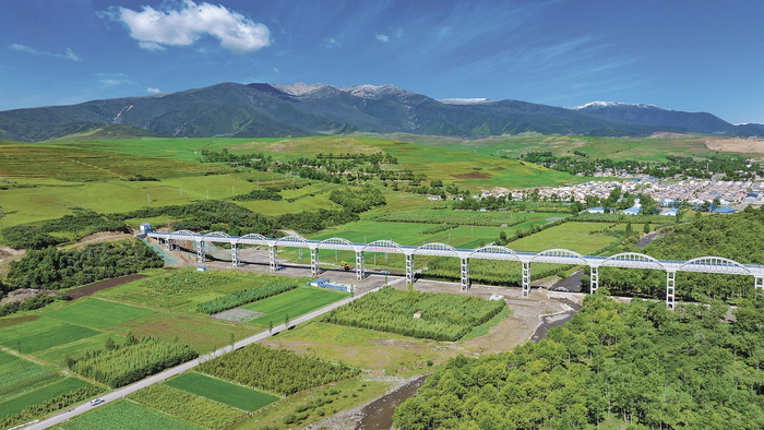 已建成的西干渠工程4号渡槽。省水利厅供图