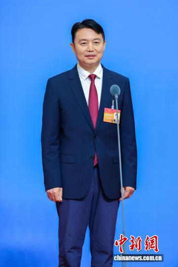 1月29日，海南省交通运输厅厅长穆克瑞在海南省七届人大五次会议“厅局长通道”上接受记者采访。中新网记者 骆云飞 摄