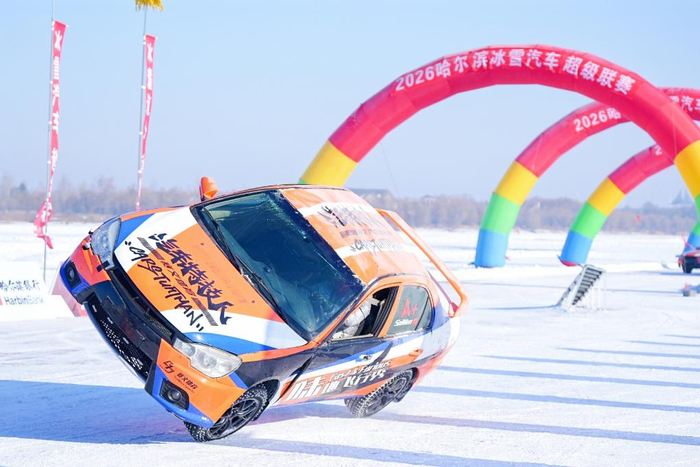 1月25日，在冰超·2026冰雪汽车超级联赛开幕仪式上，汽车单边行驶在冰面赛道上。（赛事举办方供图）