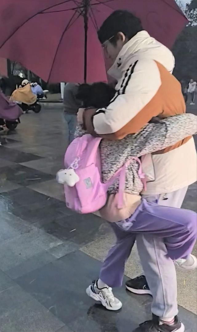 吴同学第一天回家去接妹妹，给妹妹惊喜。受访者供图 