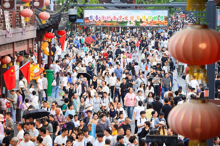2025年10月2日，游客在南京夫子庙景区游玩