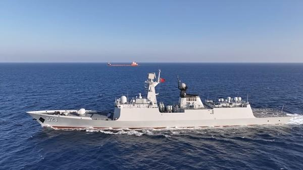 　　海军第47批护航编队红河舰为商船护航。程建明/摄