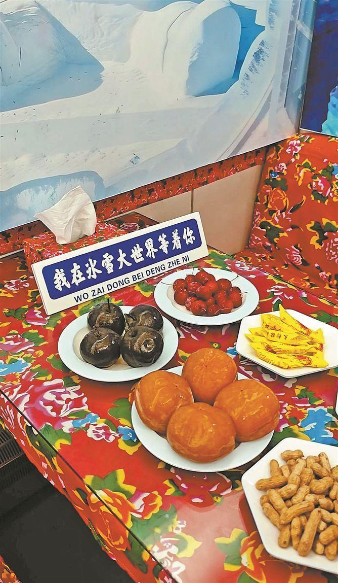 　　车厢内，桌上摆满了冻梨、冻柿子等小食。（记者 杨进福 摄 ）