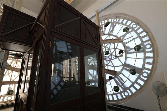 图为外滩海关大钟内部结构。