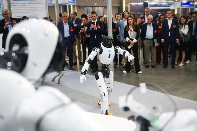 图为中外嘉宾在上海市市长国际企业家咨询会议期间，参观智元创新（上海）科技有限公司展台。海沙尔摄