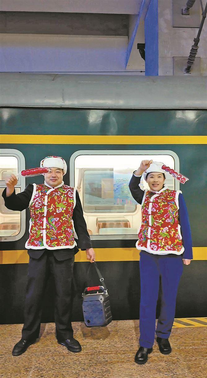 　　身着东北大花袄的工作人员热情迎接旅客。（记者 杨进福 摄 ）