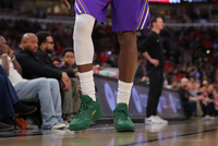 顶级自律！湖记：詹姆斯坐骨神经痛恢复期间戒酒 体重也减轻了