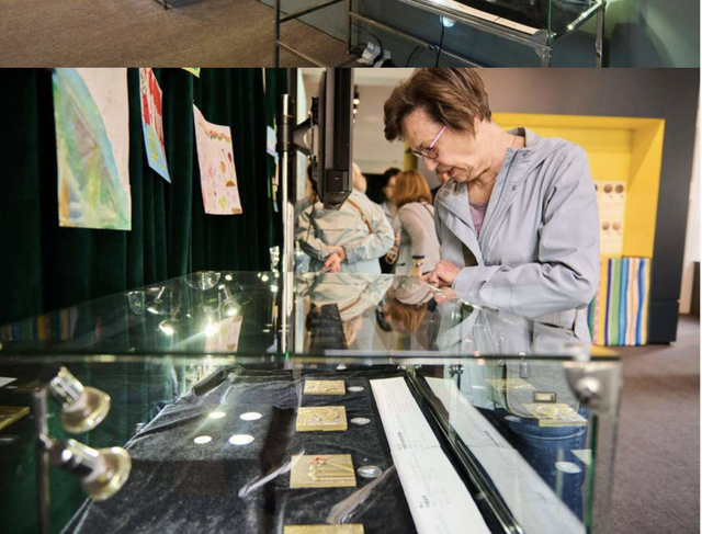 图为伦敦市民观看上海报业集团“奔流”第二季“上海—伦敦对话”中英造币文化主题特展。